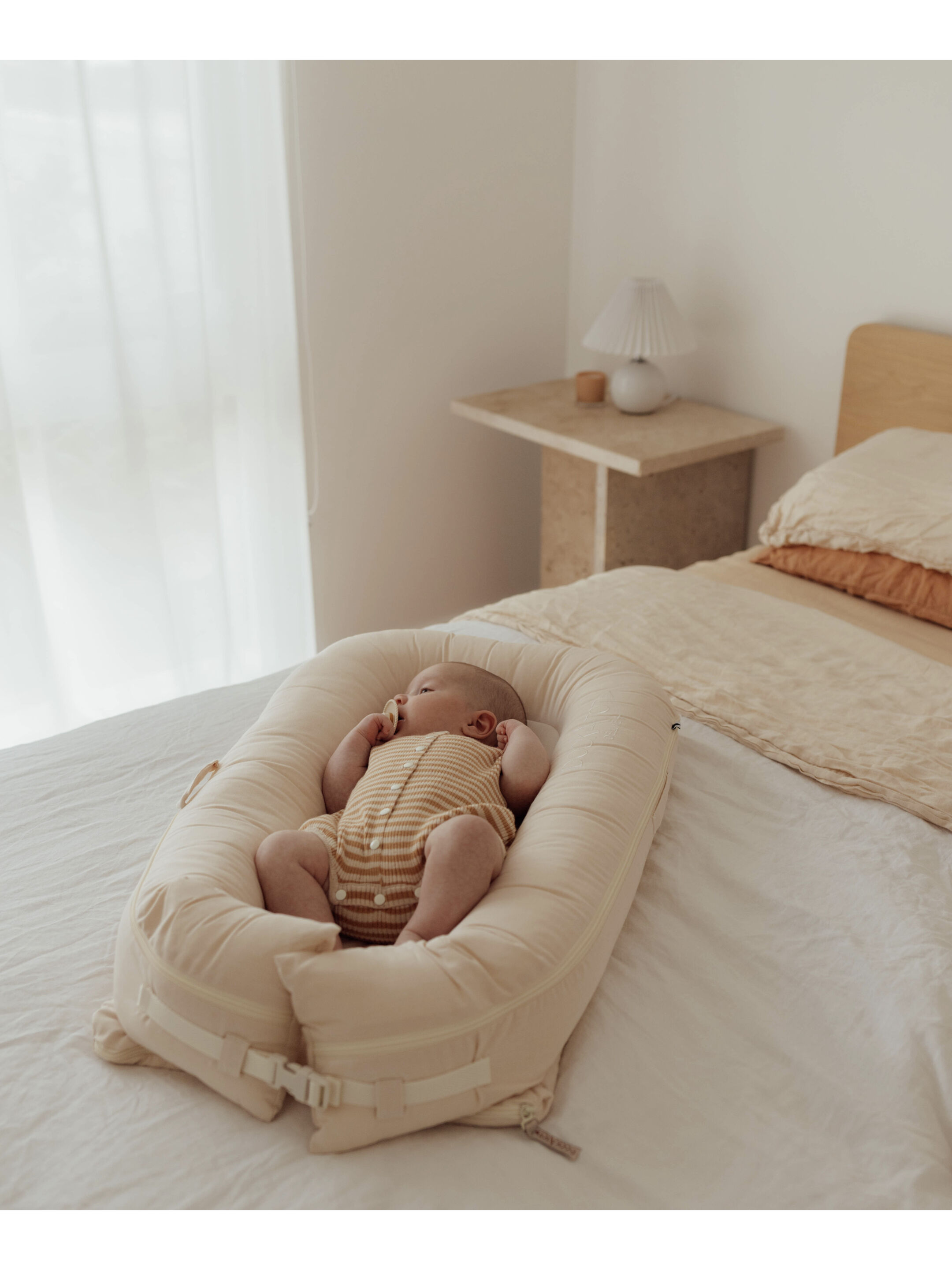 Dockatot Deluxe+ Baby Pod Sand Chambray image number 4