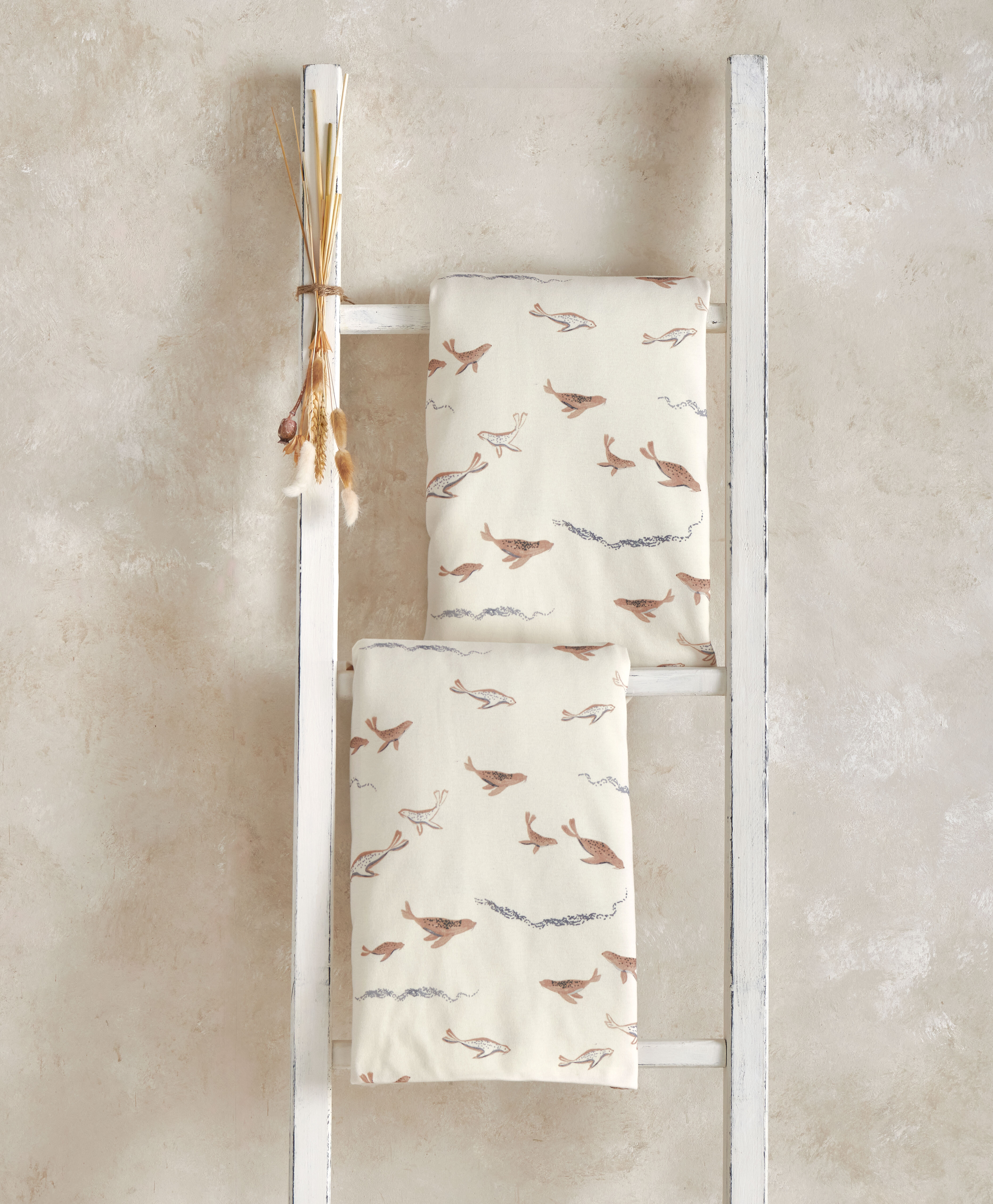 2 Cot/Bed Fitted Sheets - Seals image number 1