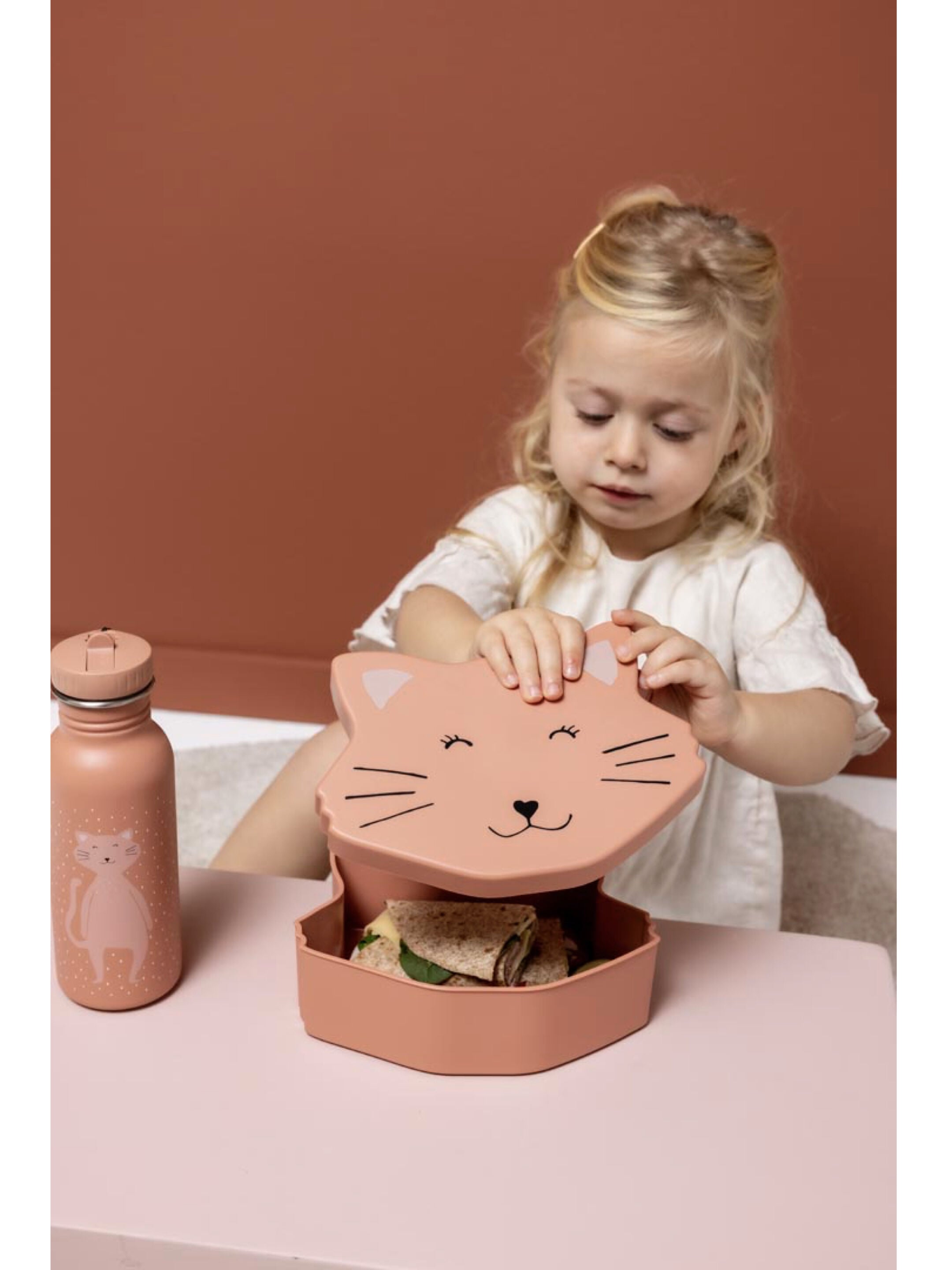 Trixie Shaped Lunch Box - Mrs. Cat image number 3