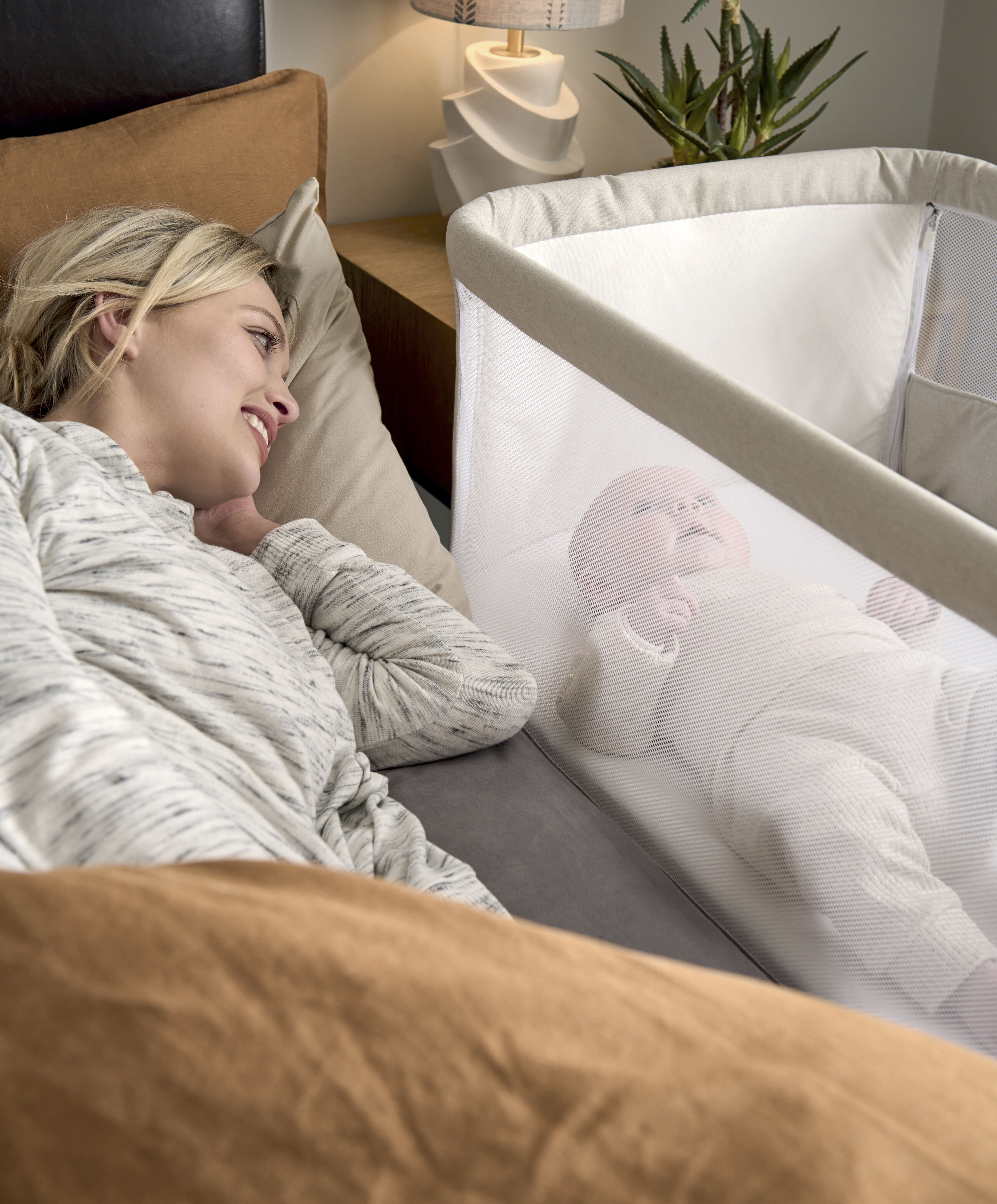 Lua Bedside Crib Beige image number 3