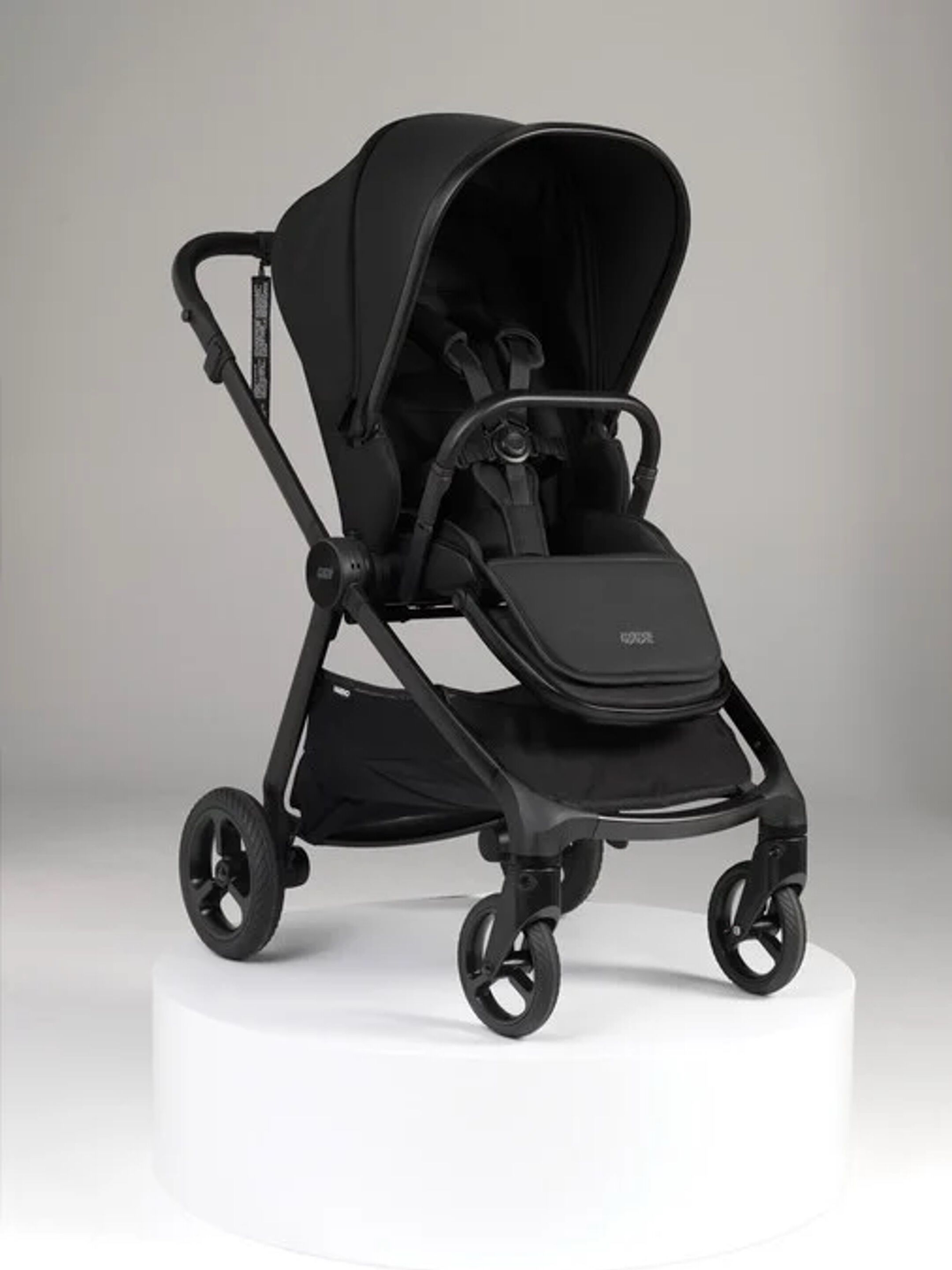 Vardo Noir Pushchair 7 Piece Bundle with Cybex Car Seat image number 2