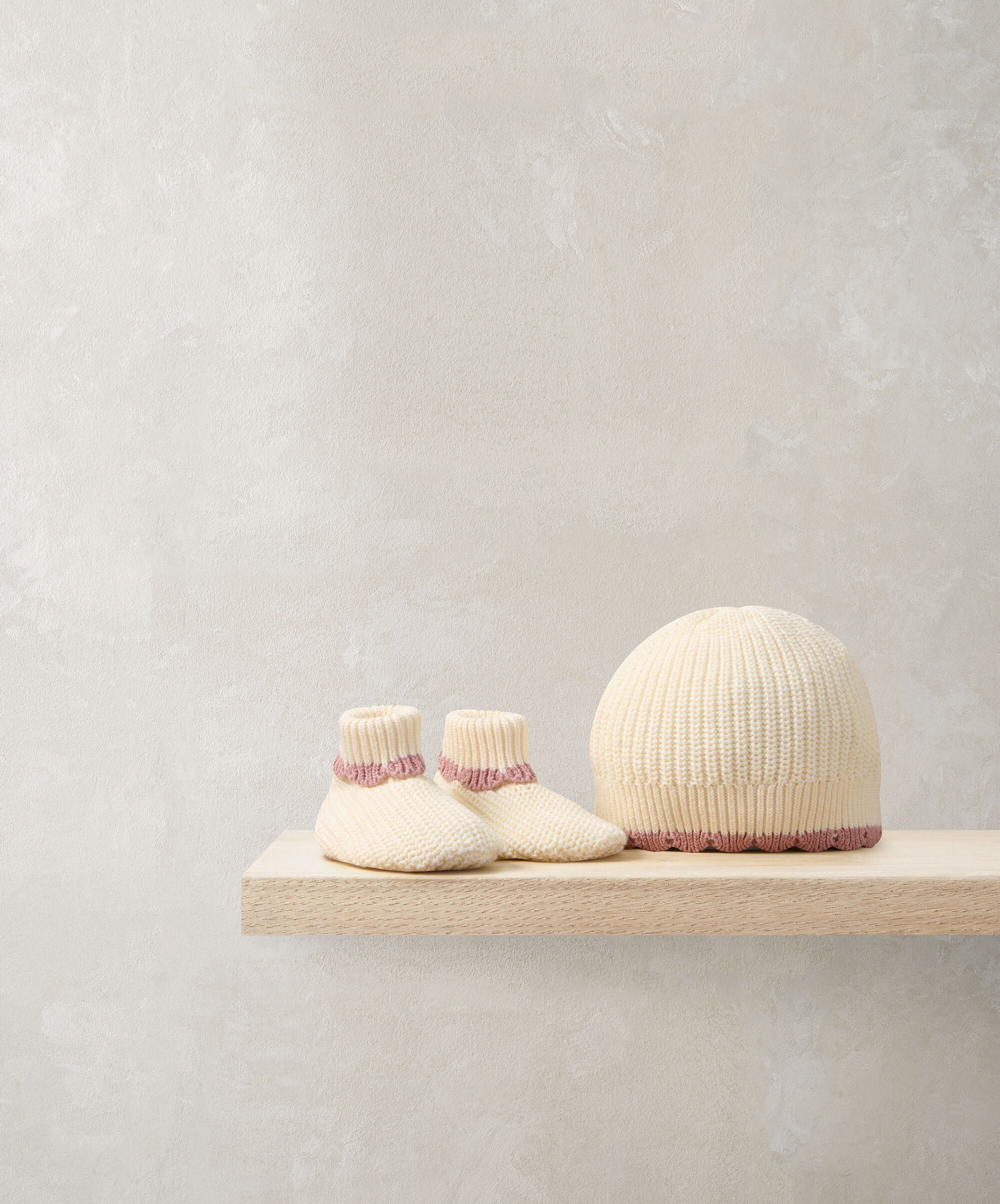 Welcome to the world Knitted Hat & Booties Set