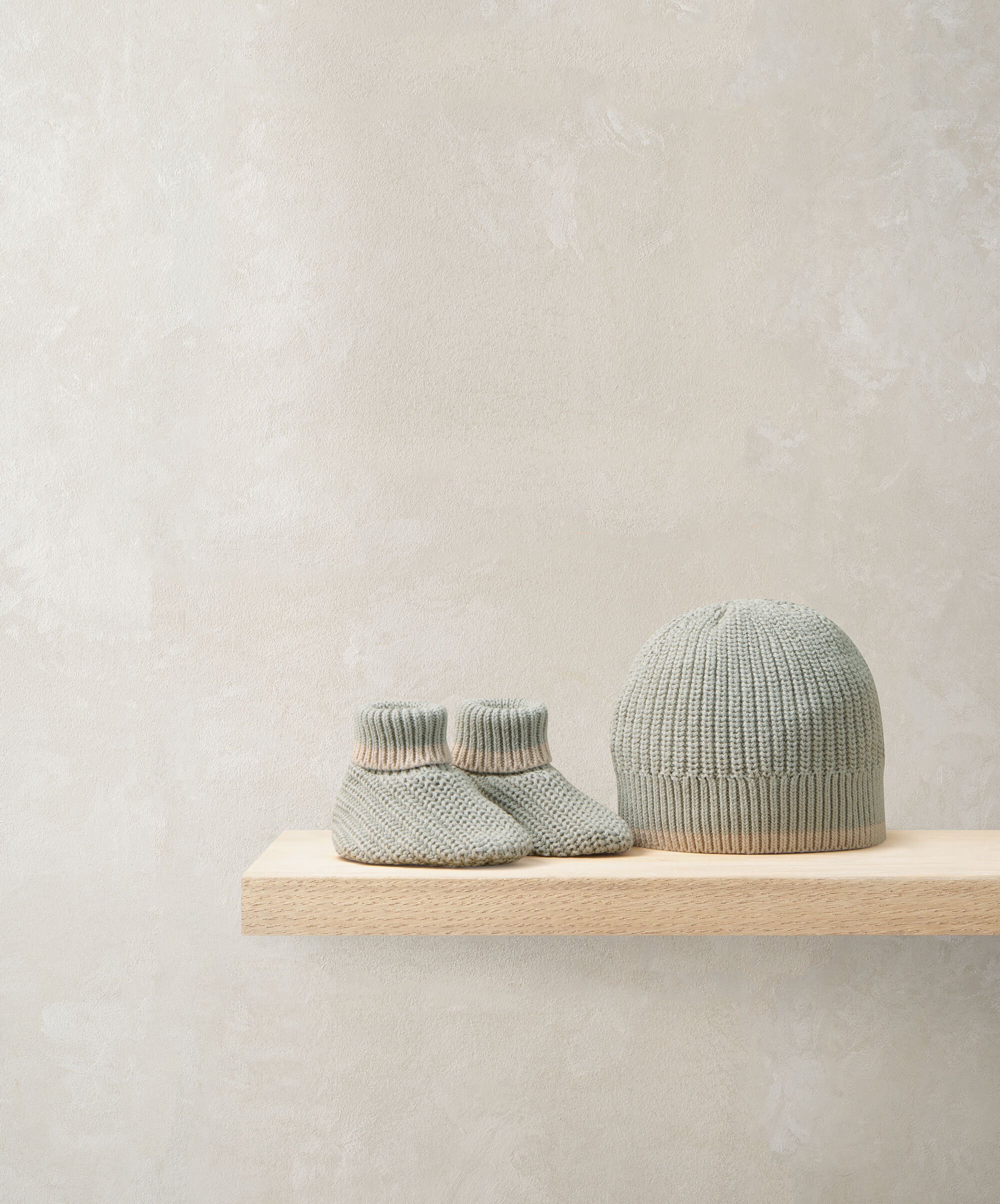 Welcome to the world Knitted Hat & Booties Set