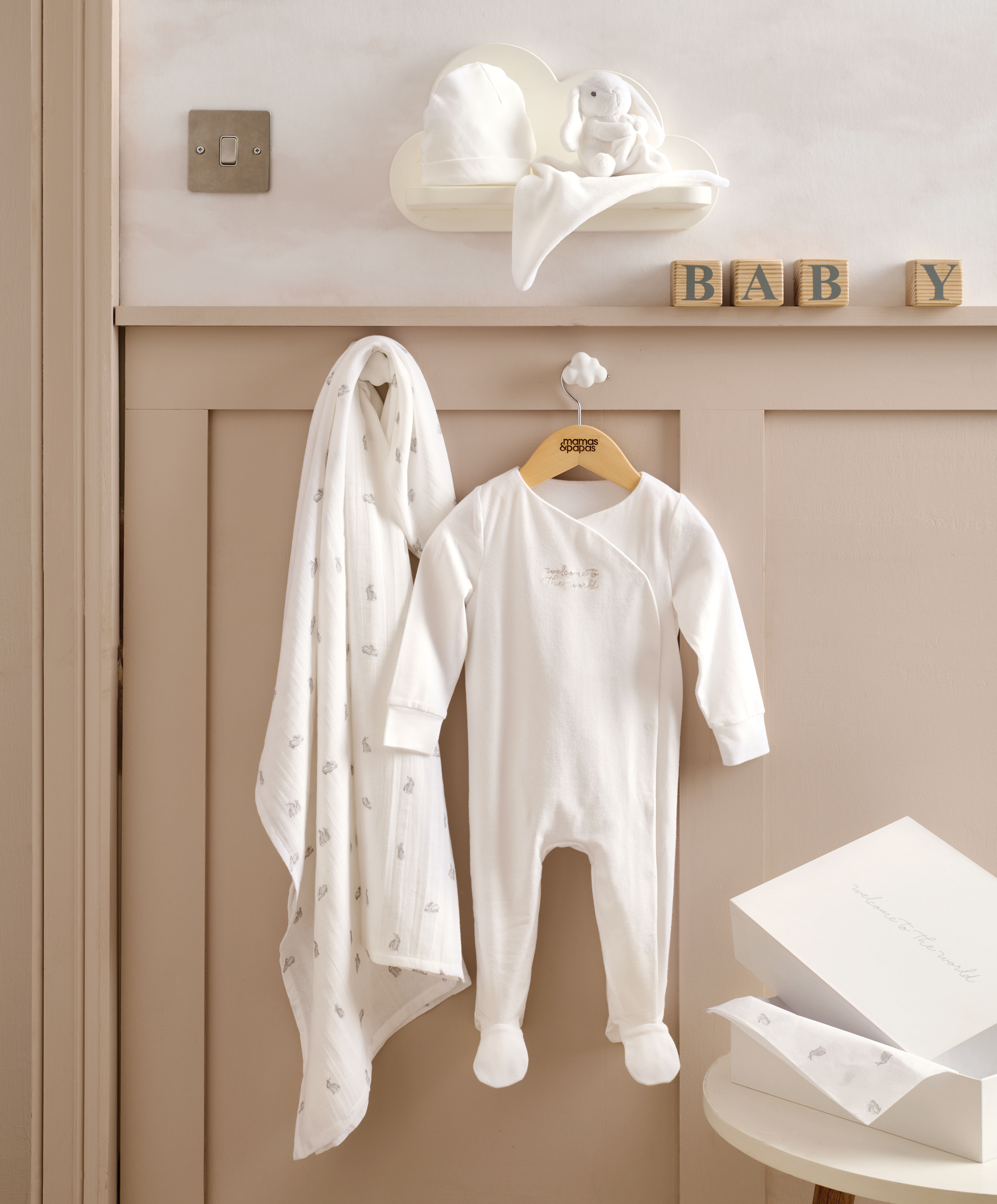 Welcome to the World Newborn Gift Set Unisex image number 1